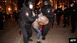 Задержания во время антивоенной акции в Москве в марте 2022 года. Иллюстративное фото