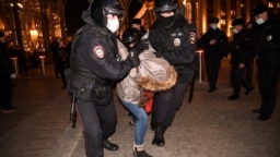Задержания во время антивоенной акции в Москве в марте 2022 года. Иллюстративное фото