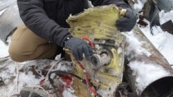 Представитель Прокуратуры Украины показывает части ракеты, которая, по мнению украинской стороны, была произведена в Северной Корее. обломки ракеты были обнаружены после обстрела Харькова 6 января 2024 года