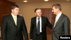 Встреча премьер-министров стран Балтии в 2007 году. Слева направо: премьер-министр Латвии Айгарс Калвитис, премьер-министр Литвы Гедиминас Киркилас, премьер-министр Эстонии Андрус Ансип.
