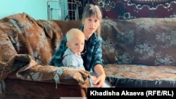 Виктория Будюк, вдова погибшего в пожаре в "Семей орманы" Алексея Губаева, с двухлетним сыном