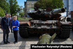 Глава Еврокомиссии Урсула фон дер Ляйен в Киеве посетила выставку уничтоженной российской военной техники, 9 мая 2023, Рейтер