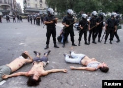Задержанные полицией раненые протестующие в центре Буэнос-Айреса, 20 декабря 2001 года. Фото: Reuters