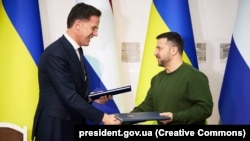 Президент Украины Владимир Зеленский подписал с премьер-министром Нидерландов Марком Рютте соглашение о сотрудничестве в сфере безопасности и долгосрочной поддержке Украины