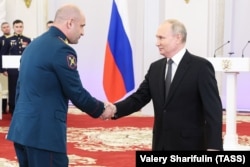 Глава "Народного совета ДНР" Артем Жога и Владимир Путин на церемонии время вручения медалей "Золотая Звезда" Героям России в Георгиевском зале Большого Кремлевского дворца, 8 декабря 2023 года. Фото ТАСС