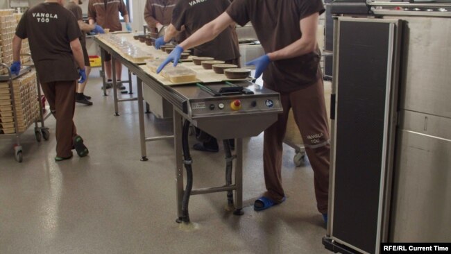 Заключенные работают на кухне Таллиннской тюрьмы