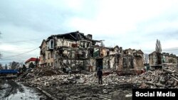 Разрушенный в результате ракетного удара жилой дом в Новогродовке Донецкой области