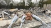 Импровизированный мемориал на месте разрушенного в результате ракетного удара кафе в селе Гроза Харьковской области