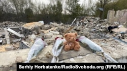 Импровизированный мемориал на месте разрушенного в результате ракетного удара кафе в селе Гроза Харьковской области
