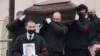 Гроб с телом Алексея Навального несут к месту захоронения на Борисовском кладбище