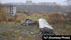 Поваленный памятник репрессированным полякам в поселке Рудник возле Воркуты. Фото сделано корреспондентом издания 7x7 в сентябре 2023 года