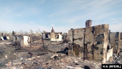 Голая брюнетка на крыше дома - 16 фото