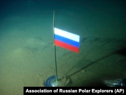Российский флаг на дне Северного Ледовитого океана