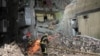 Российские войска ударили по четырехэтажному жилому дому в Донецкой области: обрушился подъезд, погибли два человека, трое ранены
