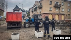 Спасатели продолжают разбирать завалы жилого дома в Новогродовке, под которыми могут находиться родители погибшей девочки