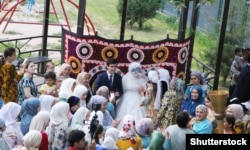 Большинство опрошенных в Таджикистане указали, что предпочтительный возраст вступления женщины в брак – 19–20 лет, мужчины – 24 года
