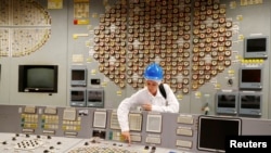Гид показывает аварийную кнопку на закрытой Игналинской АЭС, Литва