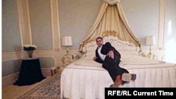 Один из сыновей лидера ХАМАС позирует на кровати роскошного номера отеля в Катаре
Фото: RKOTOfficial/twitter