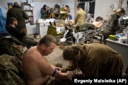Украинские военные медики оказывают помощь раненым в госпитале вблизи Бахмута. 26 февраля 2023 года. Фото: AP / Evgeniy Maloletka