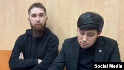 Активист Ильяс Байгускаров (на фото слева) в зале суда