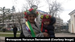Наталья Лютикова с дочерью. Симферополь, март 2014 года