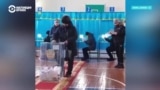 Вбросы и заклеенные камеры: нарушения на выборах в парламент Казахстана