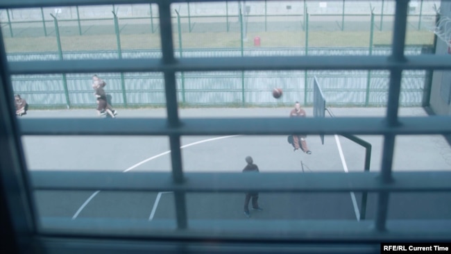 Заключенные на спортивной площадке во дворе Таллиннской тюрьмы