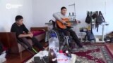 У Белека нет ног, Рустам прикован к коляске, но они работают: лежа шьют изделия из кожи