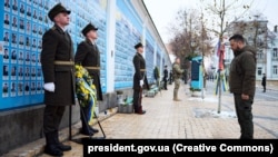 Президент Владимир Зеленский возле Стены памяти павших за Украину. Киев, 6 декабря 2023 года