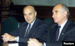 Министр экономики Аргентины Доминго Кавальо (слева) и президент Фернандо де ла Руа, март 2001 года. Фото: Reuters
