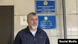 Отец убитой девочки Айдос Мелдехан у здания суда Алматинского гарнизона
