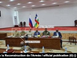 Андрей Аверьянов и заместитель министра обороны РФ Юнус-Бек Евкуров во время визита в ЦАР, 1 сентября 2023 года