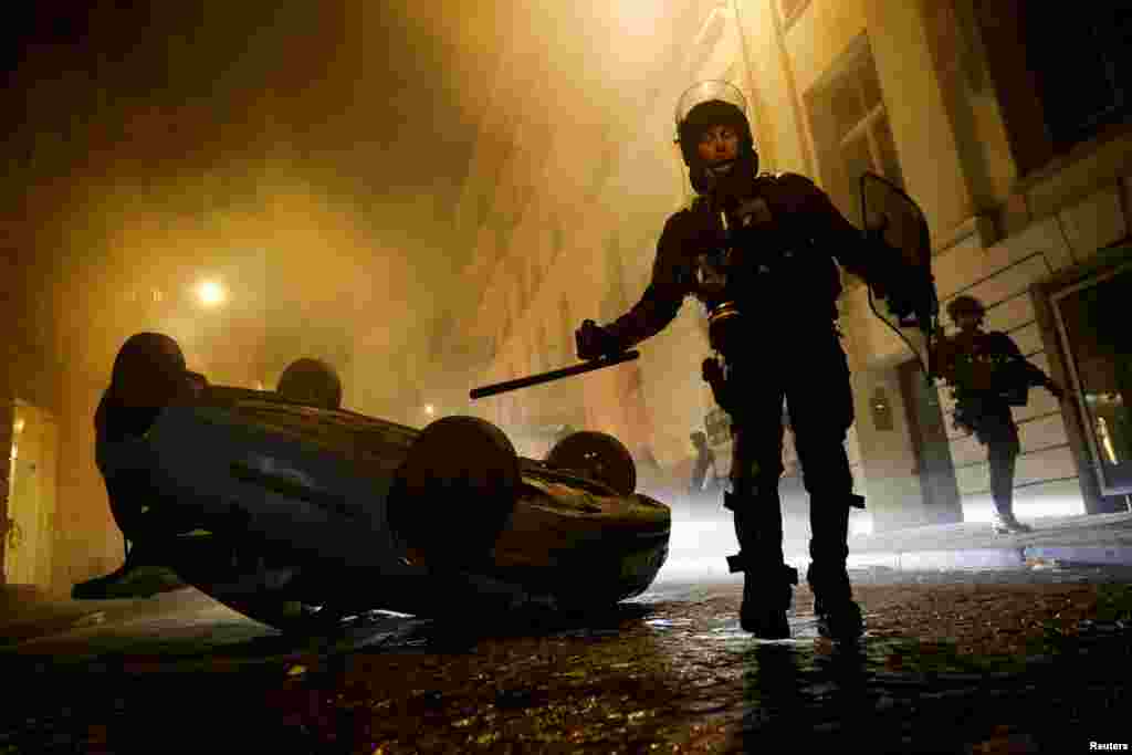  В ходе беспорядков и столкновений пострадали не менее 45 полицейских и сотрудников жандармерии, подожжено более 570 машин и свыше 70 зданий