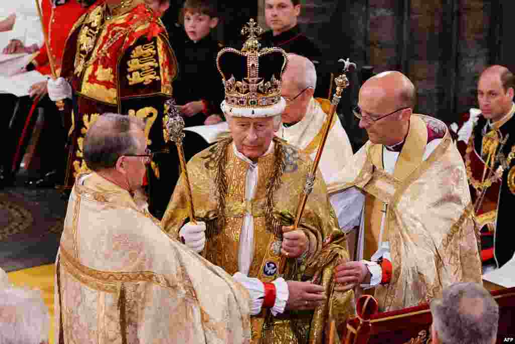 Король Великобритании Карл III с короной святого Эдуарда на голове в Вестминстерском аббатстве. Он стал 40-м правящим монархом, коронованным в центральной лондонской церкви. За пределами Великобритании он также является королем 14 других стран, включая Австралию, Канаду и Новую Зеландию
