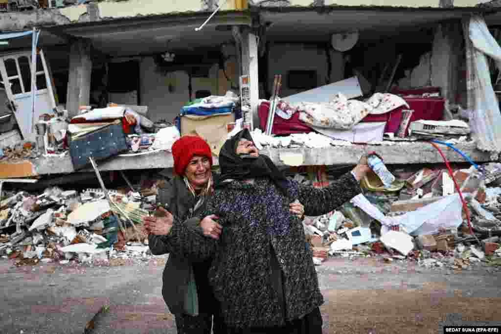Женщины возле обрушившегося здания в Эльбистанском районе Кахраманмарас, Турция, 8 февраля 2023&nbsp;