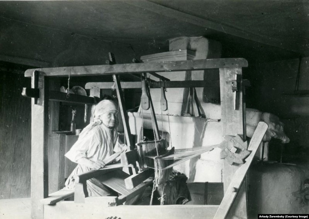 Мешканка села у Хабаровському окрузі за ткацьким верстатом. 1929 рік