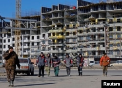 Российские строители в оккупированном Мариуполе, 10 февраля 2023 года. Фото Reuters