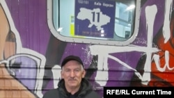Отец Ирины Выртосу рядом с вагоном поезда "Киев – Херсон"