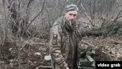 Шестого марта в украинских и российских телеграм-каналах распространилось видео, на котором безоружный мужчина в военной форме, стоя в лесу, докуривает сигарету, произносит "Слава Украине!", после чего в него стреляют из автоматов, и он падает