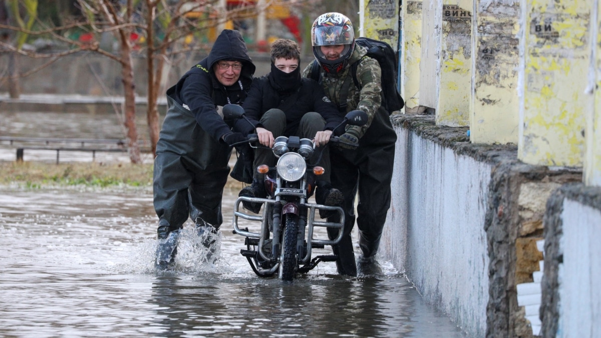 Вечер: погибшие и разрушения из-за шторма в Черном море