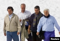 Встреча выживших в 30-летнюю годовщину катастрофы рейса 571. Слева направо: Альфредо Дельгадо, Хосе Луис Инчиарте, Карлос Паес и Роберто Канесса. 13 октября 2002 года