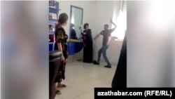 Фрагмент видео, на котором женщину избивает муж в салоне красоты. Туркменистан, август 2022 года