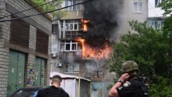 Жилой дом в Краматорске Донецкой области, горящий после обстрела, 19 июля 2022 года. Фото: AFP