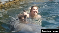 Наталья Соколова на дельфинотерапии в Украине