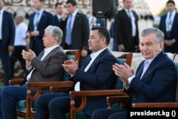 Президент Узбекистана Шавкат Мирзиеёв (крайний справа)