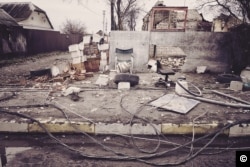 Разрушенный блокпост, который во время оккупации обустроили российские войска в Буче