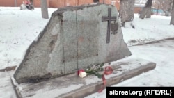 Мемориальный камень репрессированным полякам в Томске с сорванной табличкой, 11 ноября 2022 года