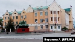 Памятник танку в центре поселка Агинское