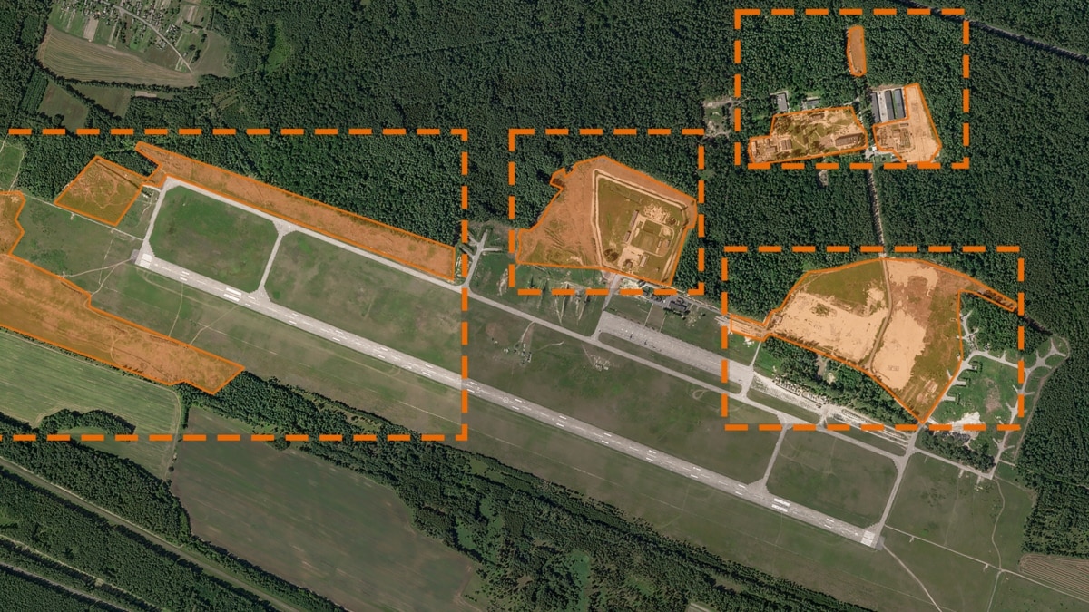 В Беларуси активно расширяют военный аэродром недалеко от границы с  Украиной. Что показывают снимки со спутника