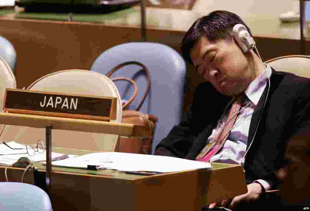 Делегат из Японии восстанавливает запас энергии во время 60-й сессии Генеральной Ассамблеи в штаб-квартире ООН